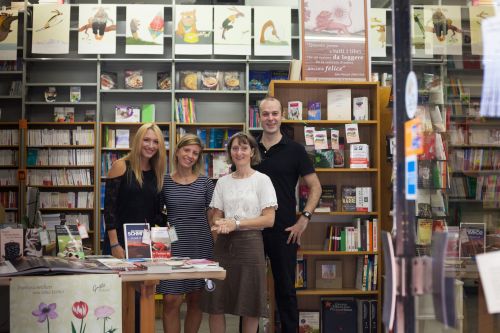 IL LIBRO, la libreria-Babele (Via Ozanam 11, Lima)
Anna  è  italo-tedesca  e  la libreria  venne aperta da sua madre per creare punto  di rifornimento  e riferimento per  la  scuola  tedesca.  Oggi  il  focus  sono  le  lingue  straniere  con un  libraio  di  riferimento  altamente specializzato  in  ciascuna  di  esse.  I  libri  in  italiano  sono  presenti  solo  laddove  si  tratta  di  didattica  per stranieri.  Da  non  perdere  sono  i  gruppi  di  lettura  in  lingua  che ogni  mese  animano  la  libreria  e  la  mostra didattica, rivolta a operatori del settore, che si tiene ogni primavera.